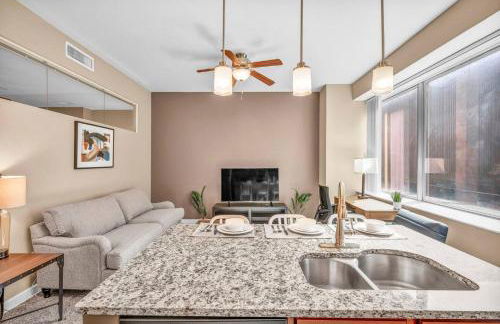 Modern High-Rise Condo in Central Downtown | Gym - Foto 11