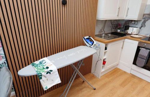 Stylish 3 Bedroom Sea View Apartment -Free Parking- Sleeps 9 - Photo 37