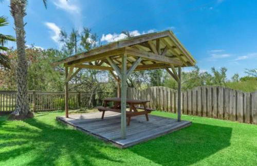 Texas vacation home with huge yard and pool, close to beach - Foto 24