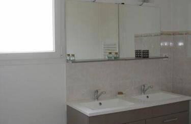 Agréable maison entre rivière et centre du village avec piscine - Photo 4