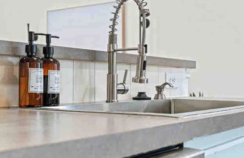 Sunny 4BR with Backyard Oasis - 15 Min to Lakes - Foto 14