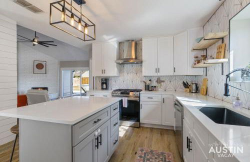 Family 3BR 2BA Home Near Charming Main Street w Cowboy Pool by Austin Vacay - Foto 15