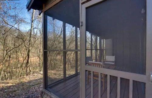 Peaceful Woodland Cabin with Screened Porch & Arcade Near Siloam Springs City Lake, Gentry, AR - Foto 13