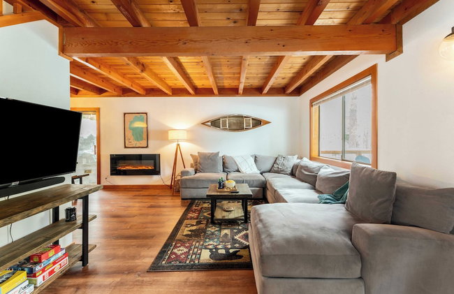 Minutes to Skiing & Lake Hot Tub, Fire Pit, Deck Indigo Owl by Avantstay - Foto 3