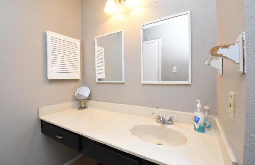 10 Minutes from IAH and Mall, Newly Rehabbed - Foto 21