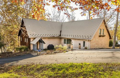 Luxury Lake House w Dock & Game Room - Photo 14