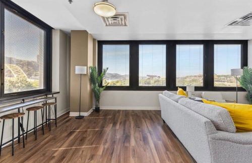 2BR Downtown Apartment with Gym & Deck - Foto 16