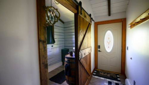 Cozy Cabin with Hottub at Cloverdale Cabins - Foto 3