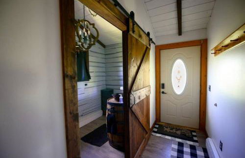 Cozy Cabin with Hottub at Cloverdale Cabins - Foto 3