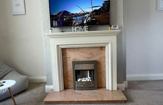 Lovely 3 Bedroom Apartment In Newcastle Upon Tyne With Free Parking - Photo 31