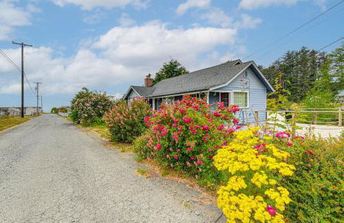 Walk to Beach Cozy Home with Deck in Smith River! - Foto 24