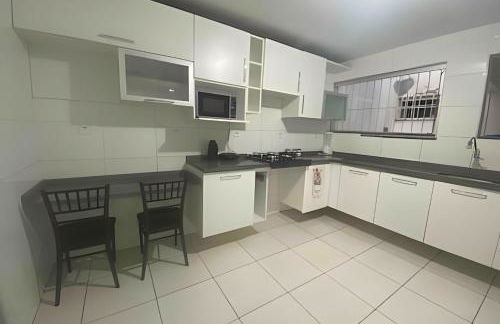 Próx a orla, 14 pessoas, ar condicionado e garagem - Foto 1