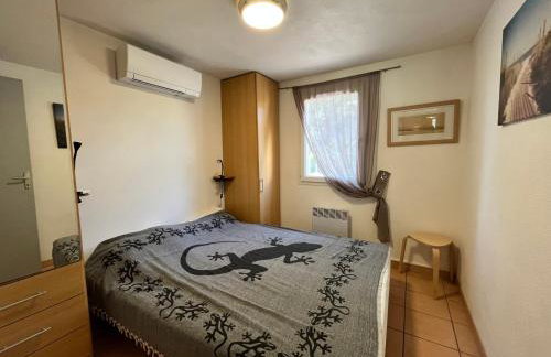 Belle villa entièrement climatisée 4 chambres 10 couchages, fibre WIFI, 2 terrasses parking privatif dans résidence sécurisée piscine commune 800 m de la mer LRCS69 - Foto 6