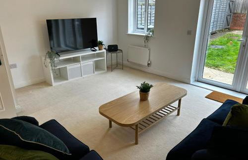 Andover Charming Three Bedroom House - Photo 2