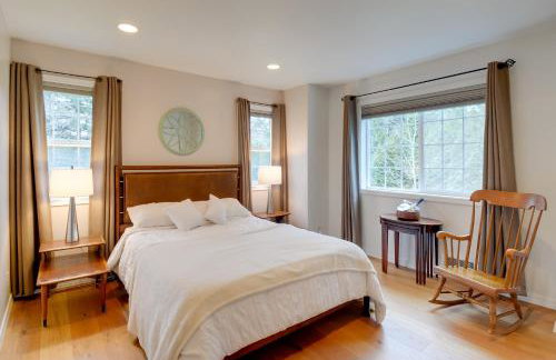 Central 4-Acre Cottage with Deck Walk to Bay! - Foto 12