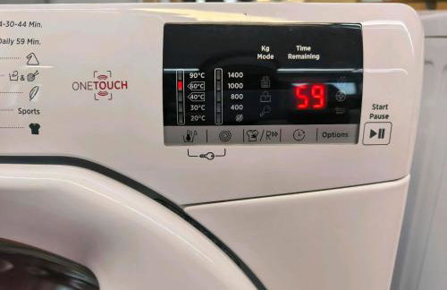 Platz für 8 Pers - C4S Come4Stay Monteure "InnArt" Boxspringbett Einzelbett Töging am Inn, Parkplatz, WLAN, Balkon, Smart TV, voll ausgestatteter Küche, Waschmaschine - Foto 24