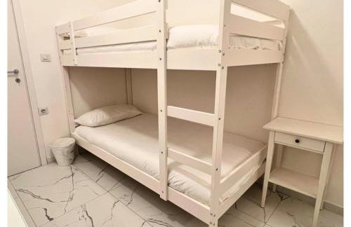 Bed & Garage Apartment in Villa - Photo 18