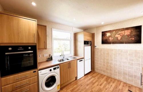 Spacious Family Bungalow with Garden for up to 7 - Photo 6