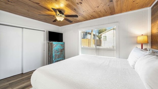 Dog Friendly + Private Pool; 0.1 Miles to the Beach! - Foto 4, Habitación