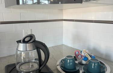 One bedroom with modern kitchen, balcony with water view - Foto 8