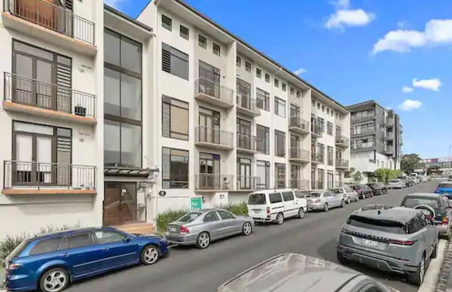 Roomy Loft 2 Bedroom w/ Free Parking Zodiak Stays - Photo 8