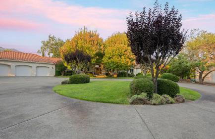 Vineyard Estate w Pool Spa Bocce Ball Mins to Wineries Park Lawndale Manor by AvantStay - Foto 46