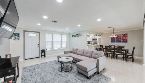 Riverside Retreat: Deck Bar, FirePit, Boat Parking - Foto 3