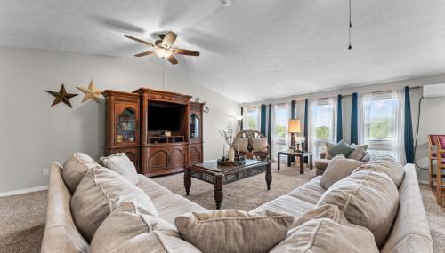 Lakefront Retreat with Deck, Movie Room and Yard - Foto 3