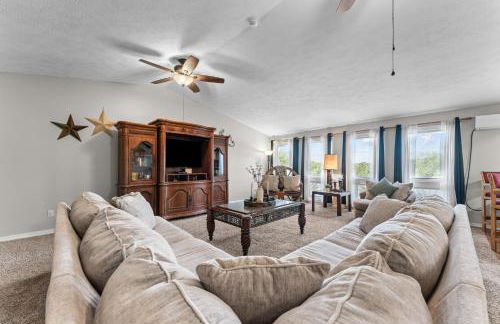 Lakefront Retreat with Deck, Movie Room and Yard - Foto 3