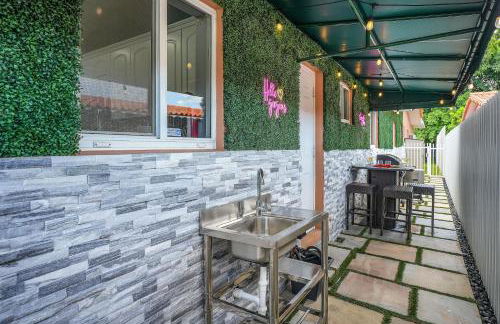 Vacay Spot Happy Escape 15 Min Beach Massage Shower Prime LOC! 6 blocks away from Bars, Nite Clubs, Res, Shops - Photo 37