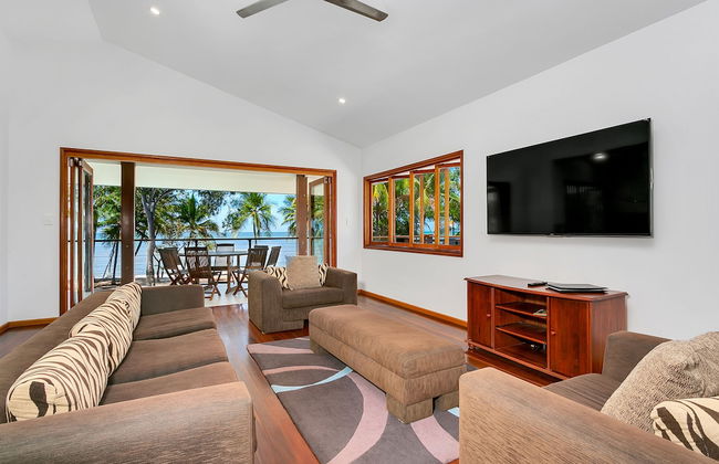 Reeflections Beachfront Holiday House - Photo 8