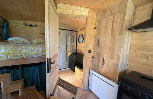 Évasion romantique en roulotte autonome avec confort moderne en pleine nature - FR-1-591-552 - Foto 10