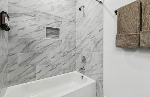 Spacious 10BR NOLA Home, Perfect for Groups, King bed - Foto 27