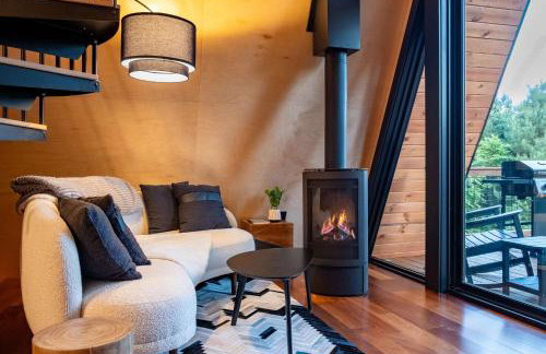 Designer A-Frame Treehouse with hot tub on river - Foto 2