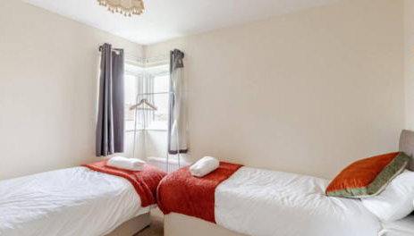 Cosy House- Sleeps 7 Centrally Located Free Parking, Fast WIFI Smart Tv with Sky and Netflix Business Travellers Relocators Leisure Welcome - Foto 5
