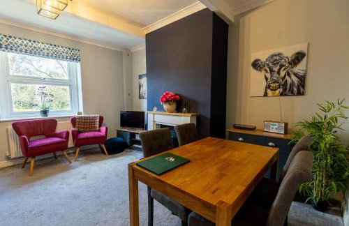 LITTLE RED HOLIDAY HOME - 2 Bed House with Free Parking within West Yorkshire, local access to the Peak District - Foto 26