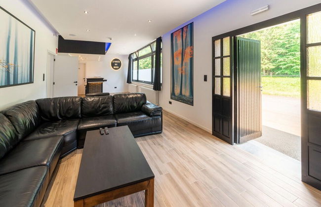 Mansion With Pool & Bar - Photo 14