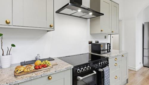 NEW Apartment with Pool Table and Parking Sleeps 7 - Foto 2