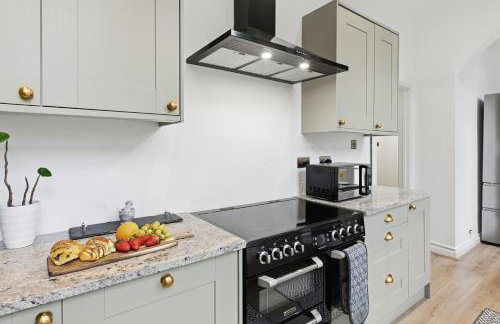 NEW Apartment with Pool Table and Parking Sleeps 7 - Foto 2