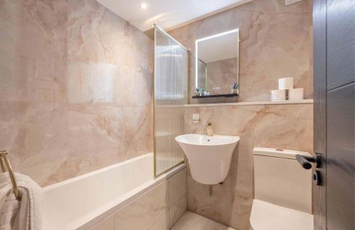 Stylish 2 Bed with Parking, 5 Min Walk to Windsor - Foto 18