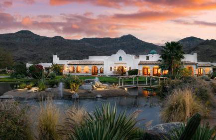 The Pond Estate by Avantstay Maximalist Designer Compound w/ 2 Casitas, Indoor + Outdoor Pools, Tennis Court, & Gorgeous Mountain Views 12k Sqft - Foto 1