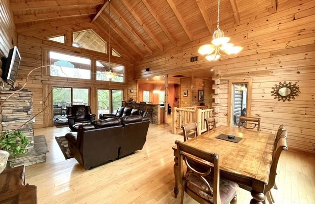 A true log cabin with 360 degree mountain views - Pet and Motorcycle friendly! 5 Bedroom Cabin by RedAwning - Foto 20