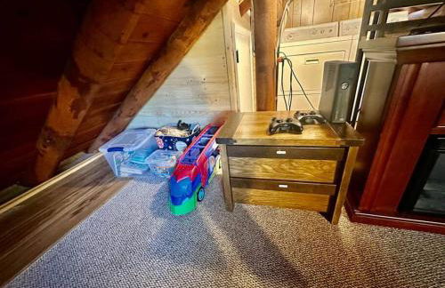 Charming Log Cabin in Tall Pines with Fire Pit Near Trails & Lake - Foto 25