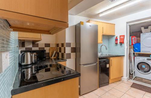 "Furnished Rentals Direct" DominionHouse cul-de-sac Home for 6 people in Anfield near LFC, Goodison Park, Free Street Parking, Suits Travellers, contractors and Family, Near Football action and 10 minutes drive to Liverpool City Centre - Foto 20