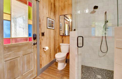 Walk to White River Cozy Escape with Screened Porch - Foto 13