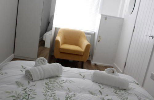 Crossways - a modern two bedroom village apartment close to cheltenham - Photo 4