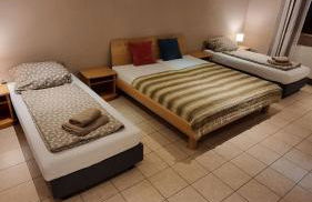 Basecamp 60 am Waldrand - für Gruppen Familien Monteure - helles 2-Zimmer-Souterrain - Frankfurt, Hanau, Gießen - kostenlose Parkplätze - Foto 2