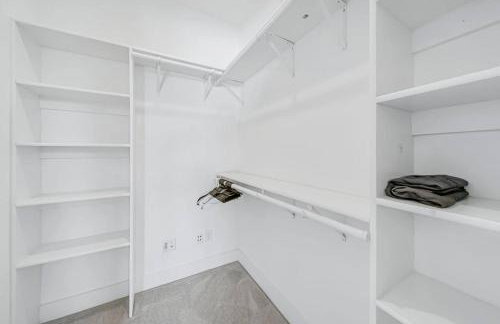 Modern 4-Story 3-BR Townhome with Rooftop Lounge - Foto 41