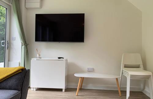 2 BR Beach Woods chalet with parking, 5 mins to beach - Foto 11