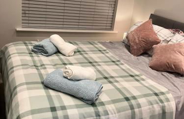 3 Bedroom home, with 4 beds, parking, walk to station & town centre families and business visitors welcome - Foto 12